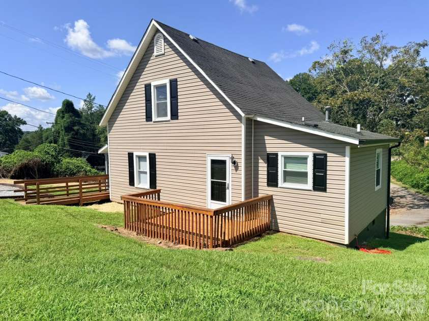 301 Magnolia Street, Granite Falls, NC 28630.  MLS# CAR4417964, YatesRealty ID 48083. 