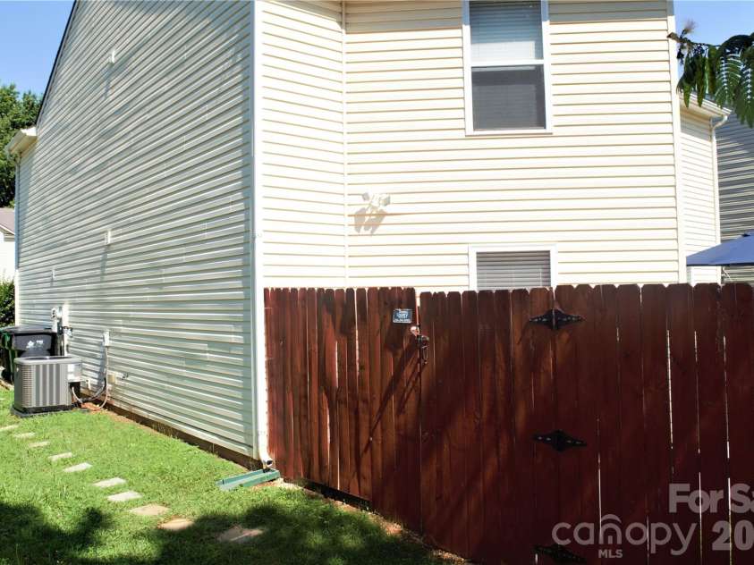 9006 Red Clay Lane, Charlotte, NC 28269.  MLS# CAR4416701, YatesRealty ID 48085. 