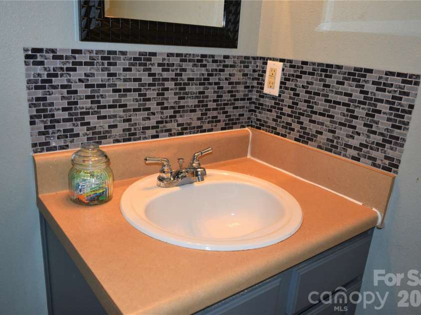 9006 Red Clay Lane, Charlotte, NC 28269.  MLS# CAR4416701, YatesRealty ID 48085. 