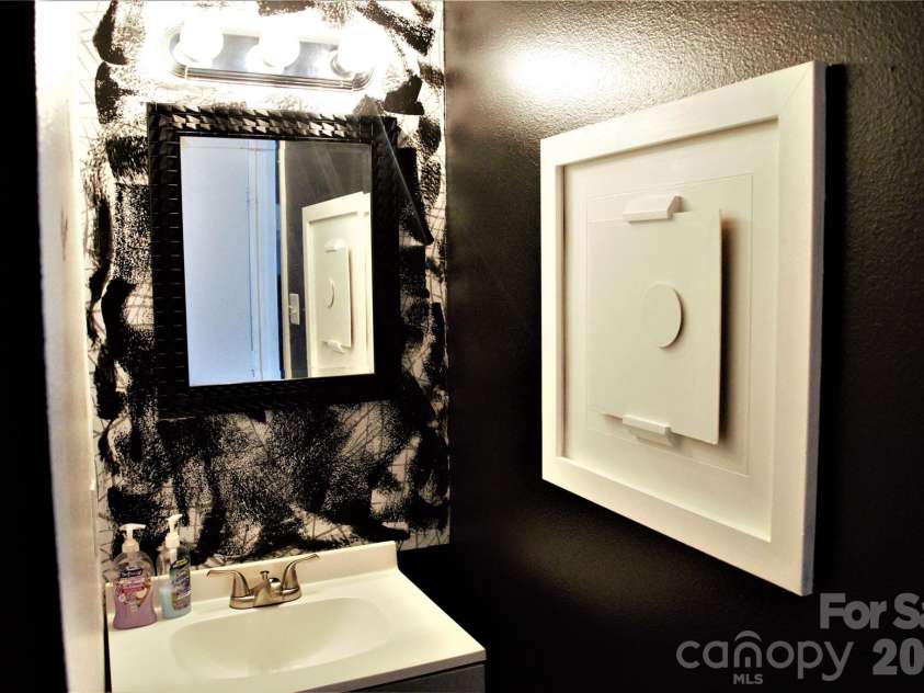 9006 Red Clay Lane, Charlotte, NC 28269.  MLS# CAR4416701, YatesRealty ID 48085. 