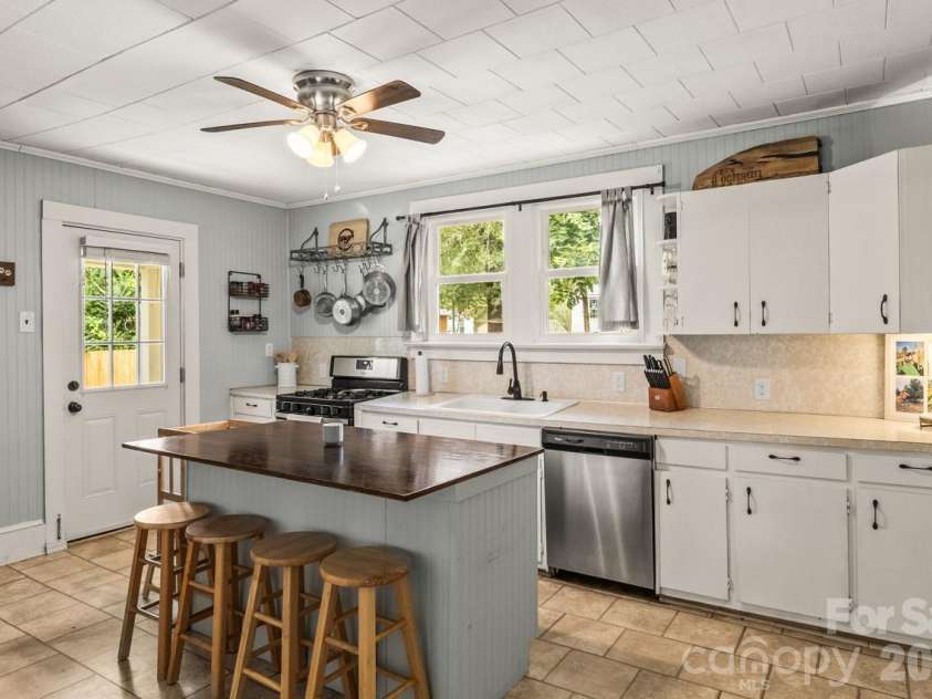 412 1st Avenue, Maiden, NC 28650.  MLS# CAR4417532, YatesRealty ID 48087. 