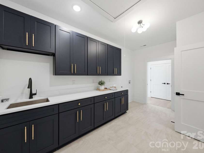 4538 Craig Avenue, Charlotte, NC 28211.  MLS# CAR4417719, YatesRealty ID 48088. Laundry Room