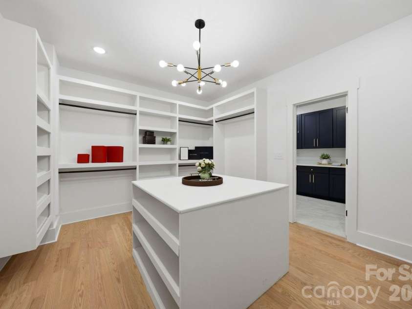 4538 Craig Avenue, Charlotte, NC 28211.  MLS# CAR4417719, YatesRealty ID 48088. Primary Walk-in Closet