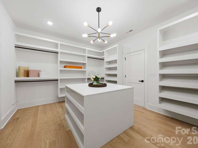 4538 Craig Avenue, Charlotte, NC 28211.  MLS# CAR4417719, YatesRealty ID 48088. Primary Walk-in Closet