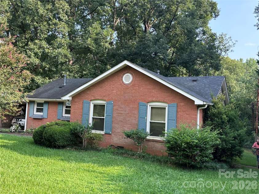 7216 Lockmont Drive, Charlotte, NC 28212.  MLS# CAR4414193, YatesRealty ID 48092. 