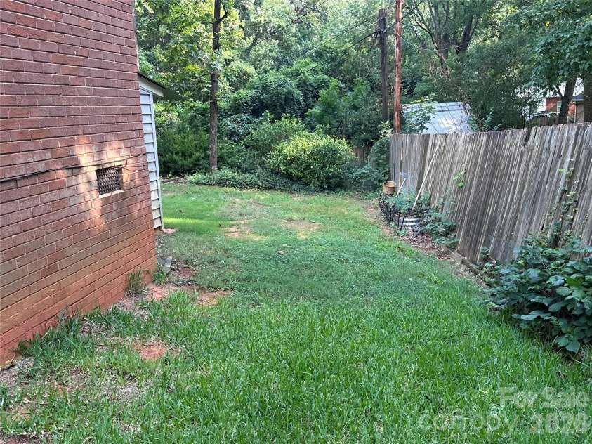 7216 Lockmont Drive, Charlotte, NC 28212.  MLS# CAR4414193, YatesRealty ID 48092. 