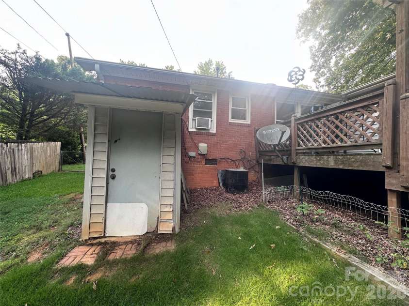 7216 Lockmont Drive, Charlotte, NC 28212.  MLS# CAR4414193, YatesRealty ID 48092. 