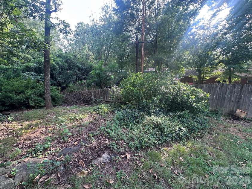 7216 Lockmont Drive, Charlotte, NC 28212.  MLS# CAR4414193, YatesRealty ID 48092. 