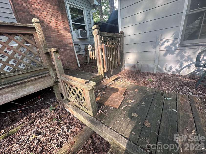 7216 Lockmont Drive, Charlotte, NC 28212.  MLS# CAR4414193, YatesRealty ID 48092. 