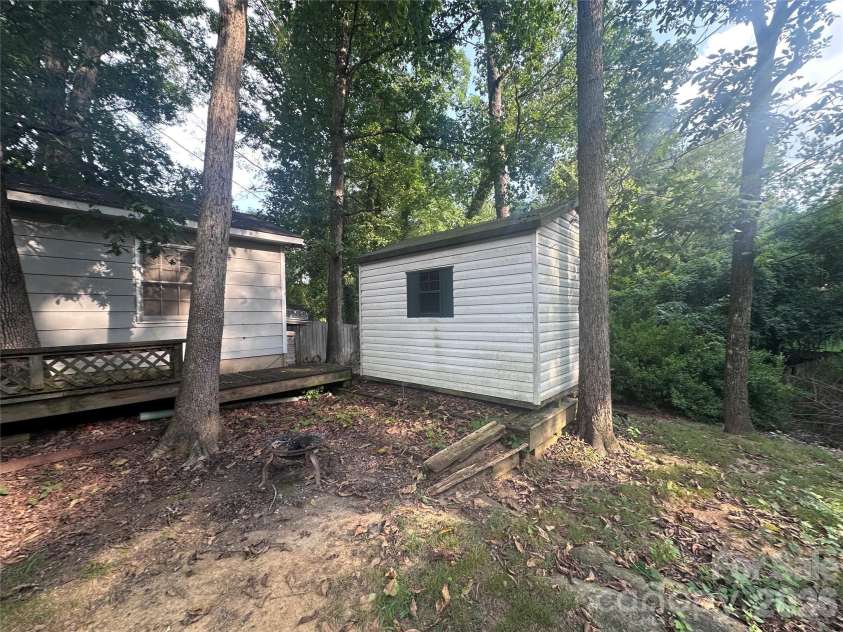 7216 Lockmont Drive, Charlotte, NC 28212.  MLS# CAR4414193, YatesRealty ID 48092. 