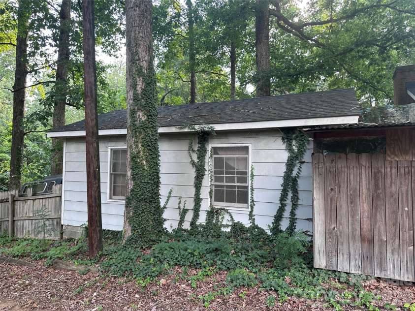 7216 Lockmont Drive, Charlotte, NC 28212.  MLS# CAR4414193, YatesRealty ID 48092. 