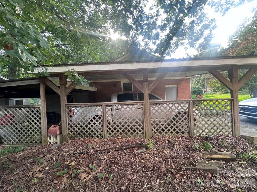 7216 Lockmont Drive, Charlotte, NC 28212.  MLS# CAR4414193, YatesRealty ID 48092. 