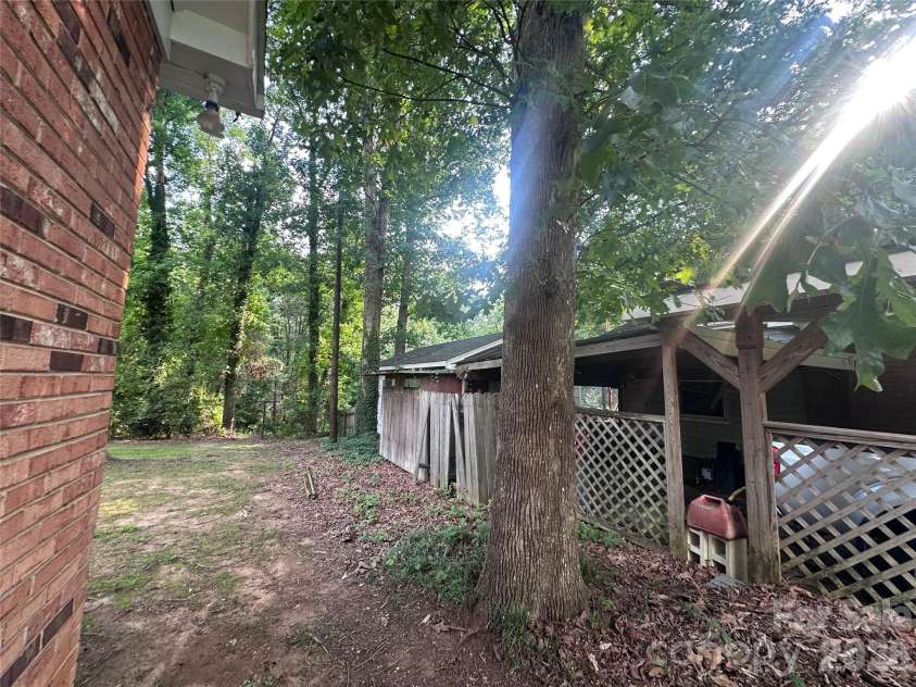 7216 Lockmont Drive, Charlotte, NC 28212.  MLS# CAR4414193, YatesRealty ID 48092. 