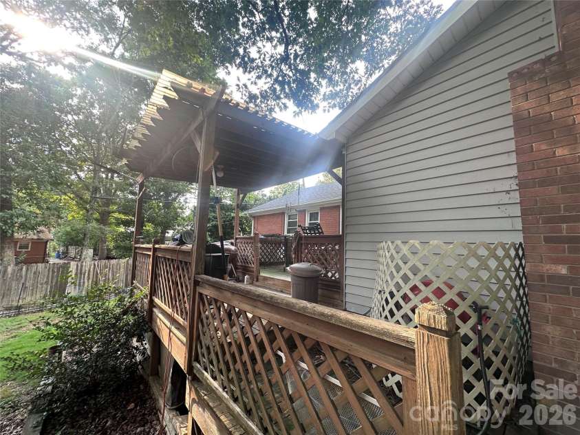 7216 Lockmont Drive, Charlotte, NC 28212.  MLS# CAR4414193, YatesRealty ID 48092. 