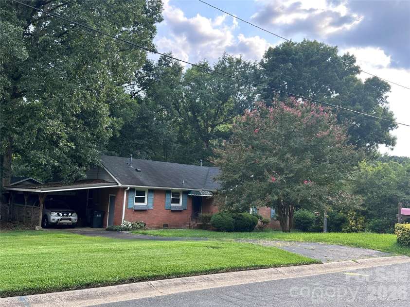 7216 Lockmont Drive, Charlotte, NC 28212.  MLS# CAR4414193, YatesRealty ID 48092. 