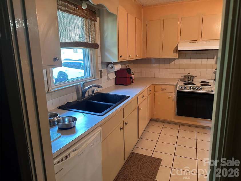 7216 Lockmont Drive, Charlotte, NC 28212.  MLS# CAR4414193, YatesRealty ID 48092. Kitchen