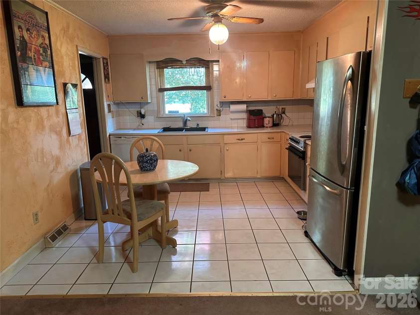 7216 Lockmont Drive, Charlotte, NC 28212.  MLS# CAR4414193, YatesRealty ID 48092. Kitchen