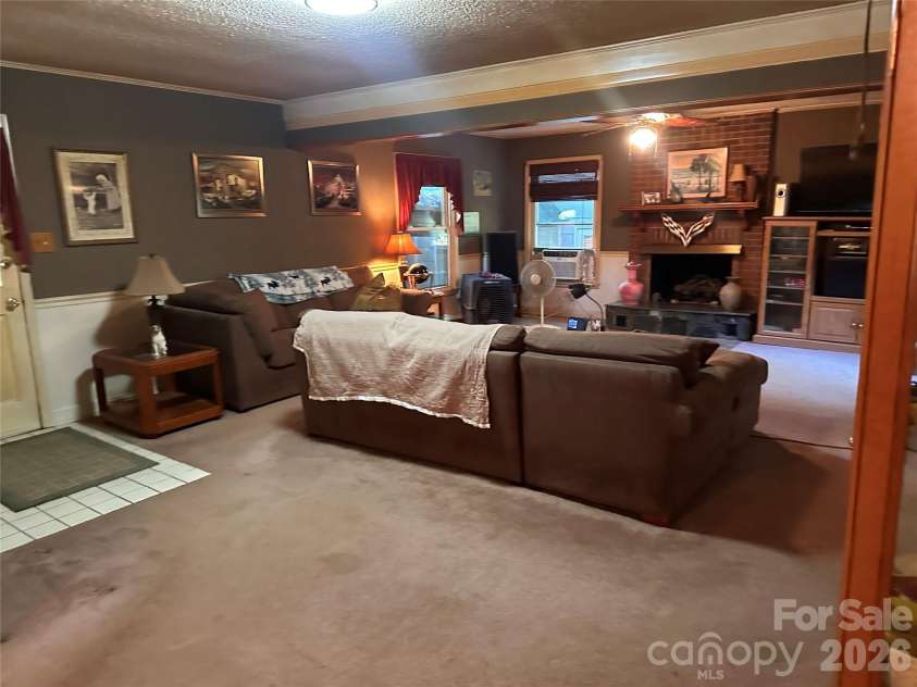 7216 Lockmont Drive, Charlotte, NC 28212.  MLS# CAR4414193, YatesRealty ID 48092. Living Room