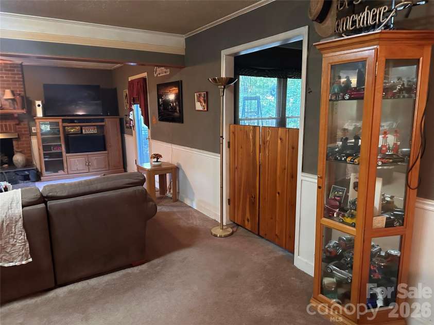 7216 Lockmont Drive, Charlotte, NC 28212.  MLS# CAR4414193, YatesRealty ID 48092. Living Room