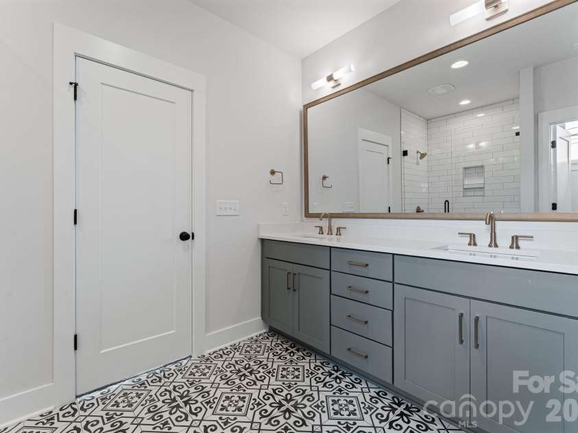 3015 Kalex Court, Charlotte, NC 28204.  MLS# CAR4411087, YatesRealty ID 48094. 