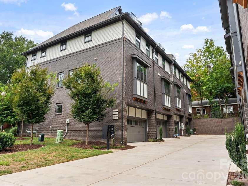 3015 Kalex Court, Charlotte, NC 28204.  MLS# CAR4411087, YatesRealty ID 48094. 