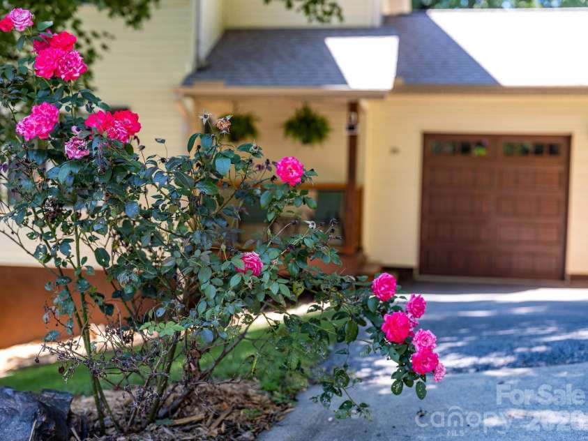 19 Oakcrest Place, Asheville, NC 28806.  MLS# CAR4408201, YatesRealty ID 48095. 19 Oakcrest PL