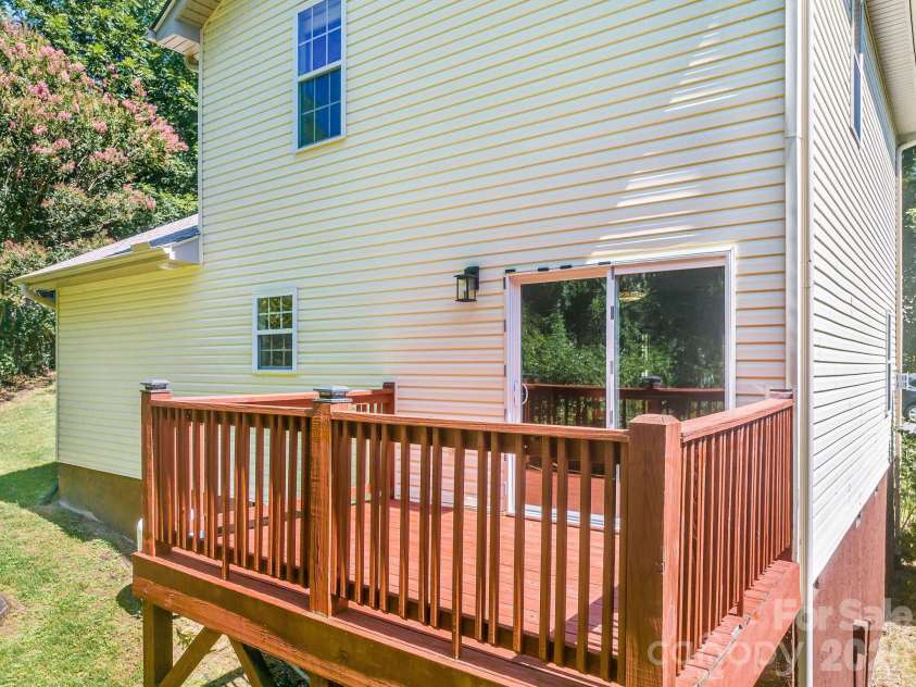 19 Oakcrest Place, Asheville, NC 28806.  MLS# CAR4408201, YatesRealty ID 48095. 