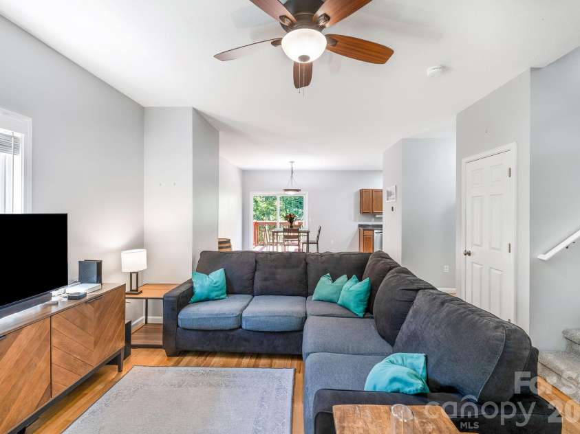 19 Oakcrest Place, Asheville, NC 28806.  MLS# CAR4408201, YatesRealty ID 48095. 