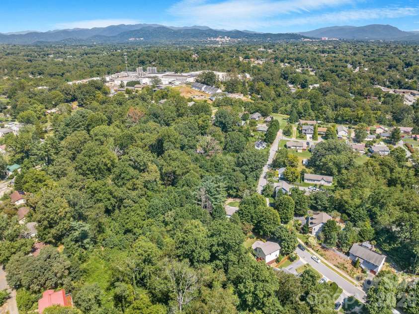 19 Oakcrest Place, Asheville, NC 28806.  MLS# CAR4408201, YatesRealty ID 48095. 