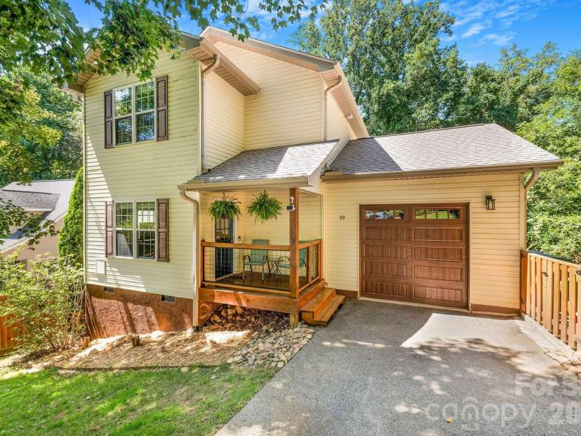 19 Oakcrest Place, Asheville, NC 28806.  MLS# CAR4408201, YatesRealty ID 48095. 