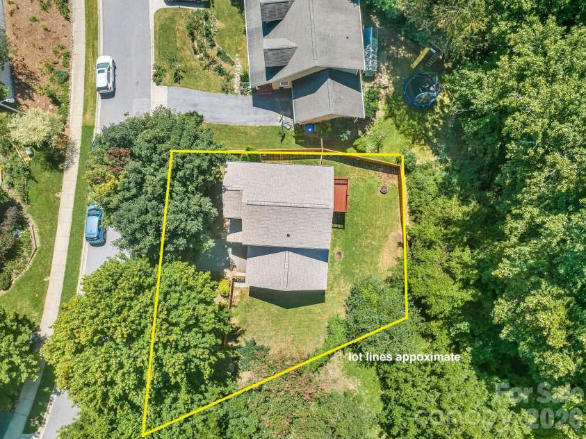 19 Oakcrest Place, Asheville, NC 28806.  MLS# CAR4408201, YatesRealty ID 48095. Approx Lot lines