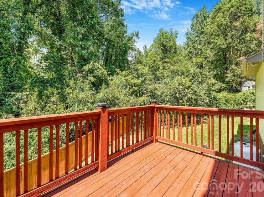 19 Oakcrest Place, Asheville, NC 28806.  MLS# CAR4408201, YatesRealty ID 48095. Deck off Kitchen/Dining