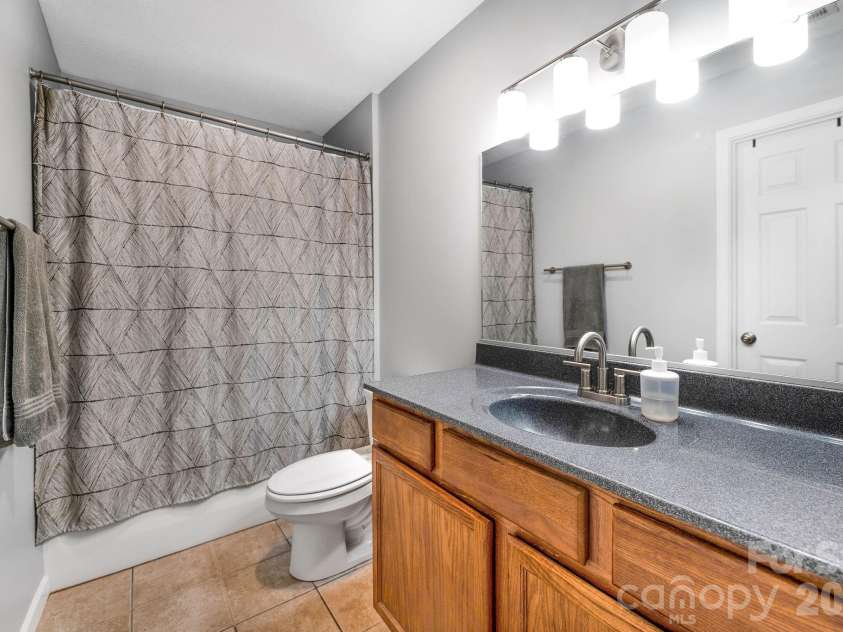 19 Oakcrest Place, Asheville, NC 28806.  MLS# CAR4408201, YatesRealty ID 48095. Full bathroom upstais