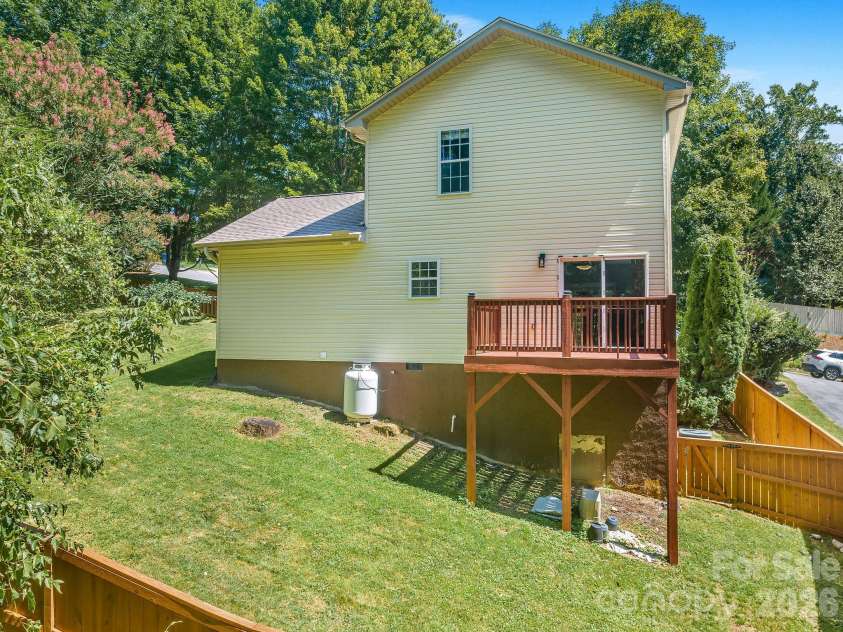 19 Oakcrest Place, Asheville, NC 28806.  MLS# CAR4408201, YatesRealty ID 48095. Fully Fenced Yard!