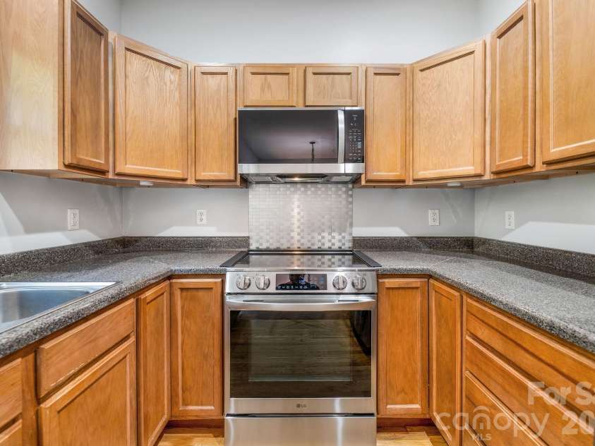 19 Oakcrest Place, Asheville, NC 28806.  MLS# CAR4408201, YatesRealty ID 48095. Kitchen w/ New Appliances