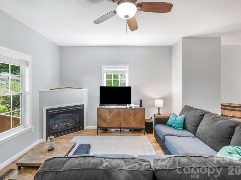 19 Oakcrest Place, Asheville, NC 28806.  MLS# CAR4408201, YatesRealty ID 48095. Living Room