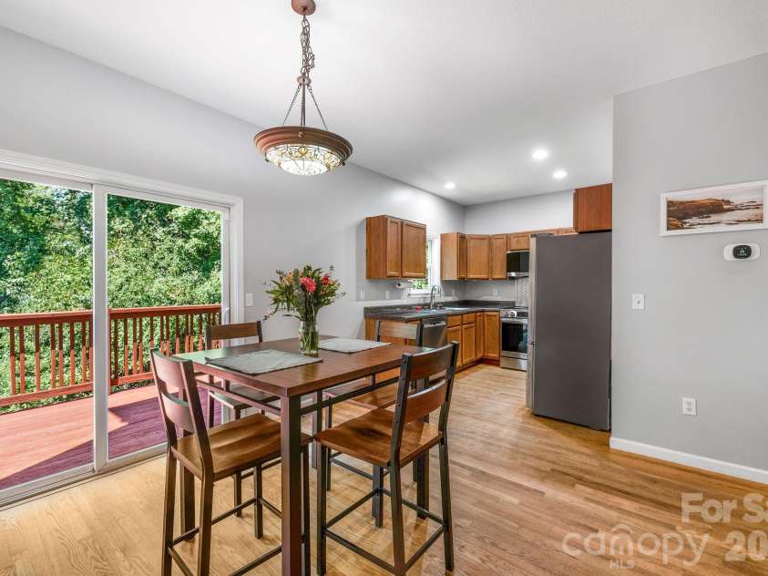 19 Oakcrest Place, Asheville, NC 28806.  MLS# CAR4408201, YatesRealty ID 48095. Lots of light!