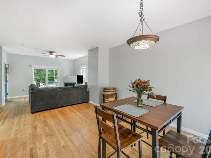 19 Oakcrest Place, Asheville, NC 28806.  MLS# CAR4408201, YatesRealty ID 48095. Open Concept living/dining