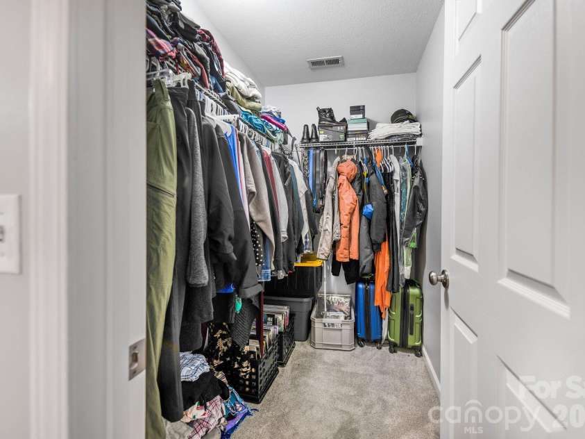 19 Oakcrest Place, Asheville, NC 28806.  MLS# CAR4408201, YatesRealty ID 48095. Primary walk in closet