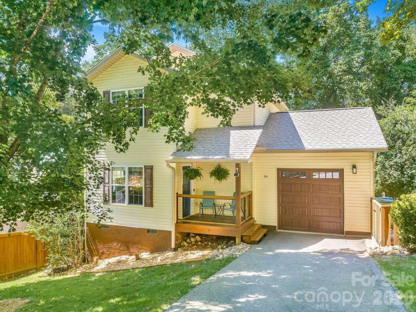 19 Oakcrest Place, Asheville, NC 28806.  MLS# CAR4408201, YatesRealty ID 48095. Welcome Home!