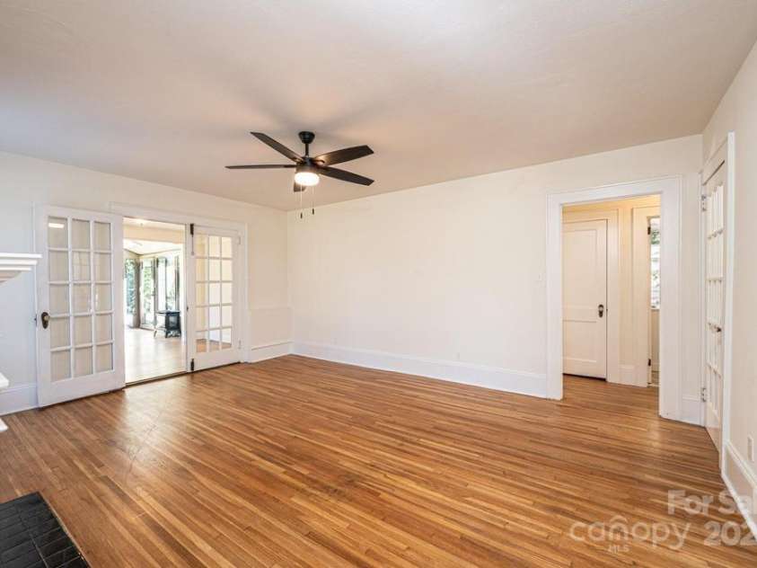 815 6th Avenue, Hickory, NC 28602.  MLS# CAR4193289, YatesRealty ID 481. 