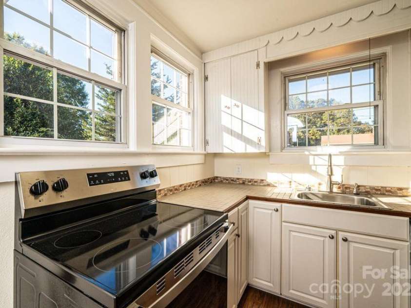 815 6th Avenue, Hickory, NC 28602.  MLS# CAR4193289, YatesRealty ID 481. 