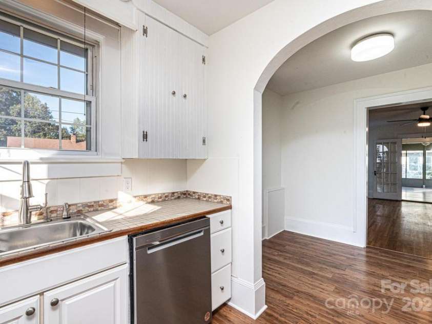 815 6th Avenue, Hickory, NC 28602.  MLS# CAR4193289, YatesRealty ID 481. 