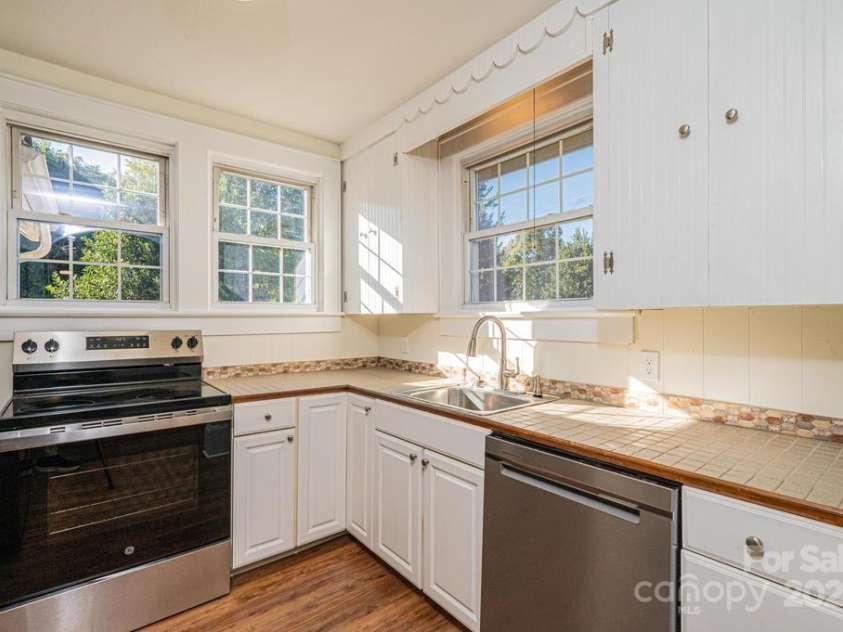 815 6th Avenue, Hickory, NC 28602.  MLS# CAR4193289, YatesRealty ID 481. 