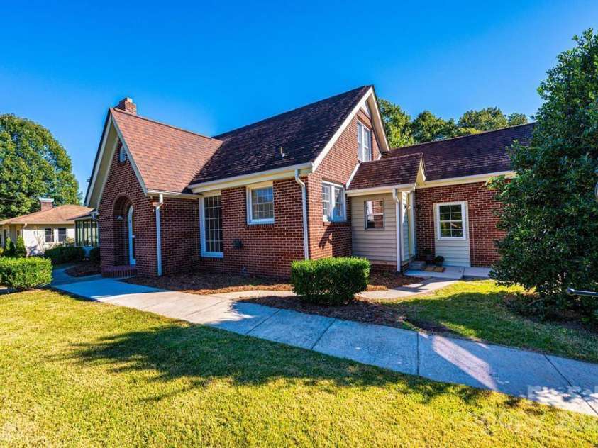 815 6th Avenue, Hickory, NC 28602.  MLS# CAR4193289, YatesRealty ID 481. 