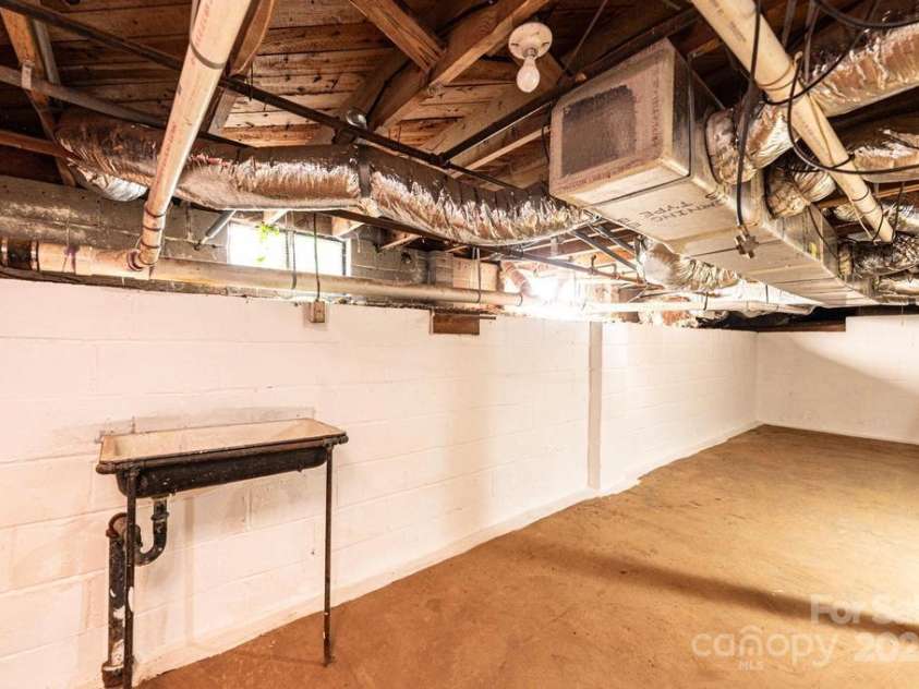 815 6th Avenue, Hickory, NC 28602.  MLS# CAR4193289, YatesRealty ID 481. 