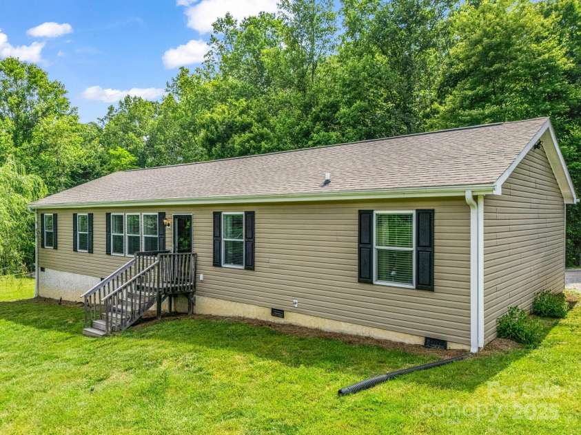 981 Gilliam Mountain Road, Hendersonville, NC 28792.  MLS# CAR4227798, YatesRealty ID 4810. 