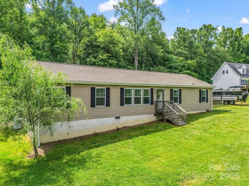 981 Gilliam Mountain Road, Hendersonville, NC 28792.  MLS# CAR4227798, YatesRealty ID 4810. 