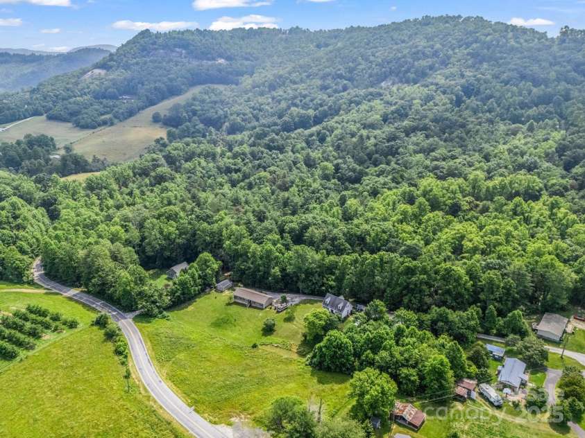 981 Gilliam Mountain Road, Hendersonville, NC 28792.  MLS# CAR4227798, YatesRealty ID 4810. 