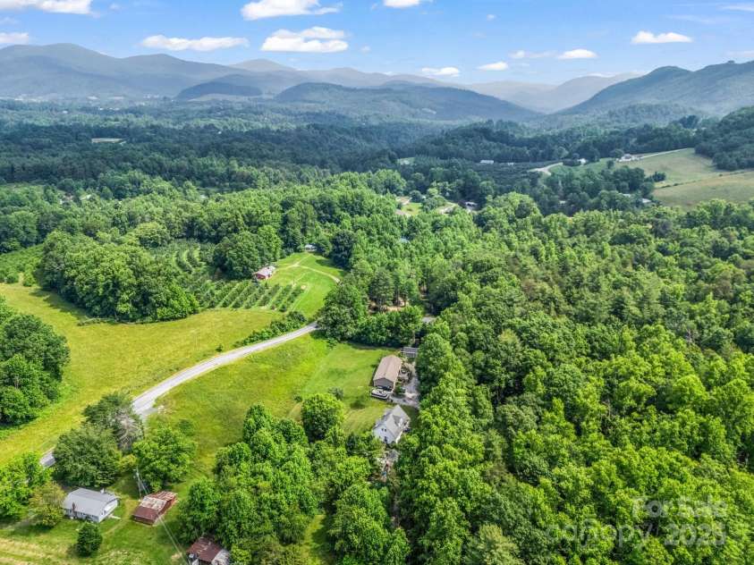 981 Gilliam Mountain Road, Hendersonville, NC 28792.  MLS# CAR4227798, YatesRealty ID 4810. 